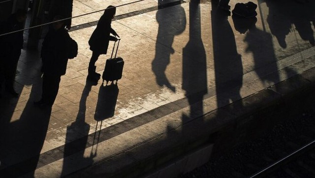 Der Schritt in ein neues, sicheres Leb...ert von misshandelten Frauen viel Mut.  | Foto: Lukas Schulze