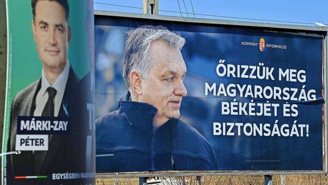 Durch den Krieg hat sich das Blatt zug... Vordergrund auf dem Plakat) gewendet.  | Foto: ATTILA KISBENEDEK (AFP)