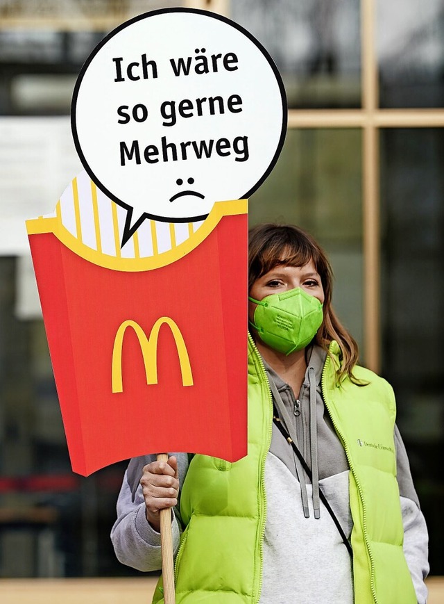 Eine Aktivistin der Deutschen Umwelthilfe vor dem VGH in Mannheim  | Foto: Uwe Anspach (dpa)