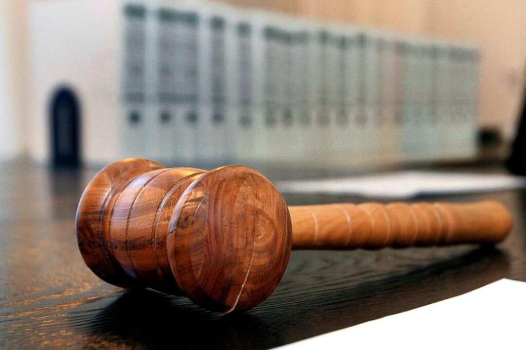 Die Staatsanwaltschaft erhebt Anklage gegen eine Schlägerbande. Symbolbild.  | Foto: Uli Deck