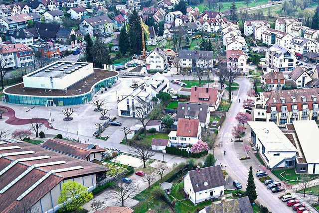 Die neue Ortsmitte von Merzhausen  mit...Marktplatz (links im Bild) als Zentrum  | Foto: Hubert Gemmert