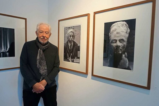 Der Weiler Fotograf Rolf Frei neben zw...ehen&#8220; in der Galerie Underground  | Foto: Roswitha Frey