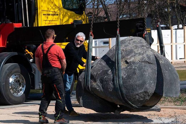 Bildhauer Bernd Goering berwacht das ... seiner Steinskulptur im Wuhrlochpark.  | Foto: Volker Mnch