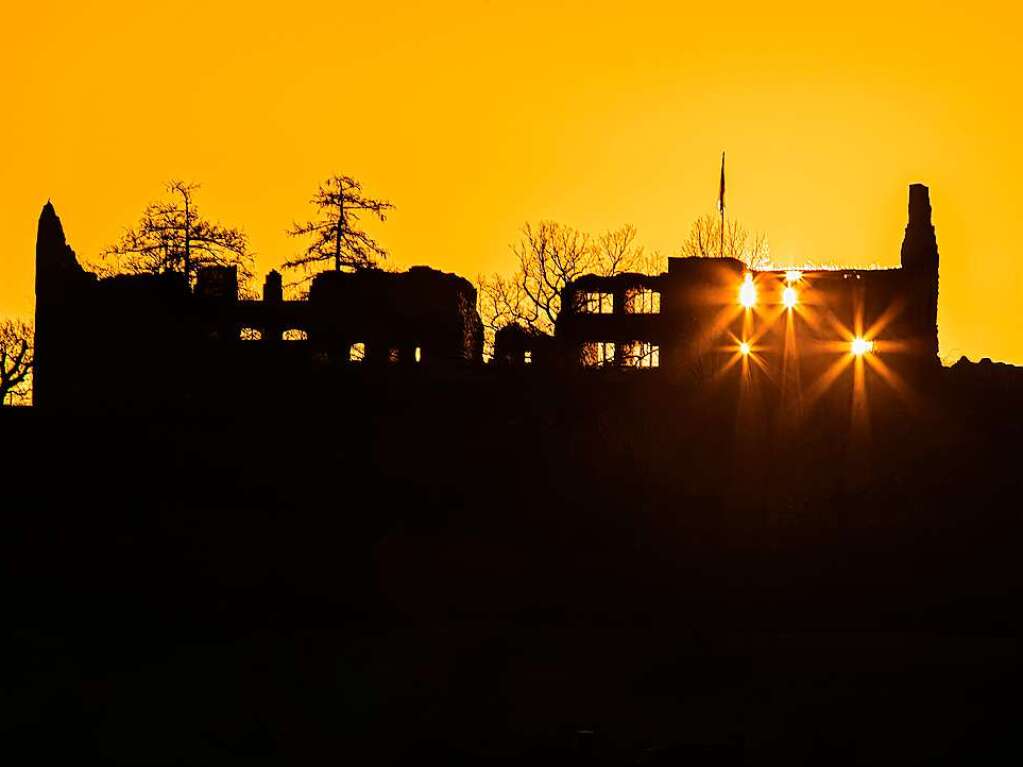 Einen strahlenden Sonnenaufgang beobachtet Paul Trenkle bei der Burgruine Hachberg.