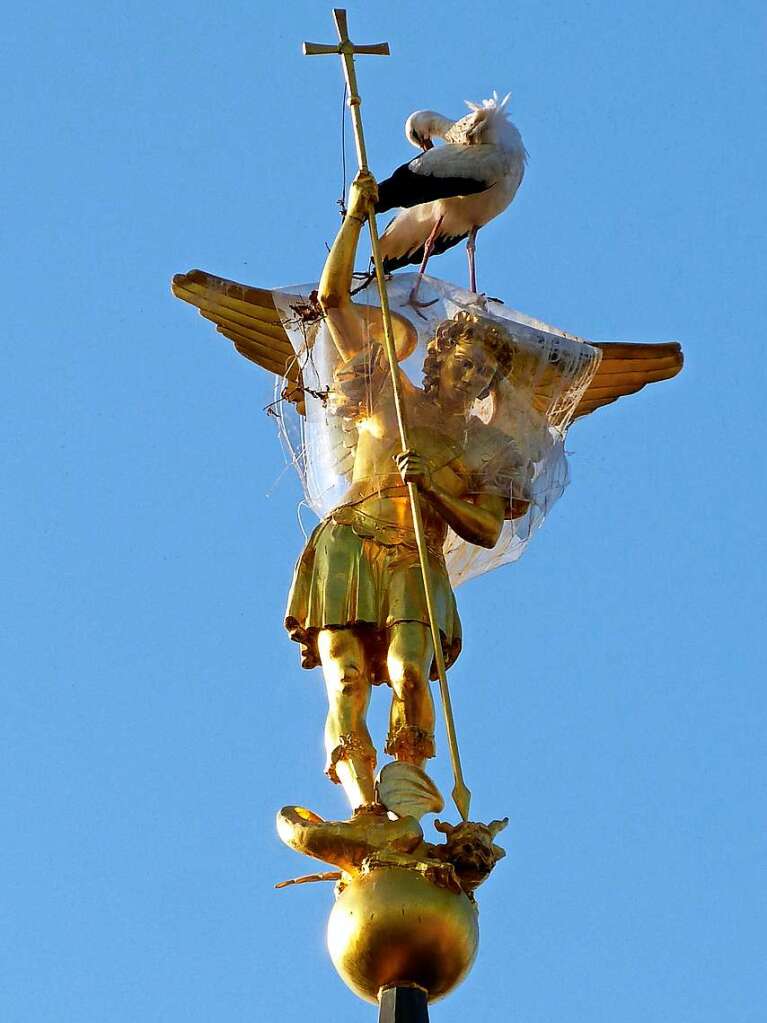 Auf dem Haupt des Erzengels Michael putzt der Storch sein Gefieder. Eingefangen von Dorothea Nusser-Schz.