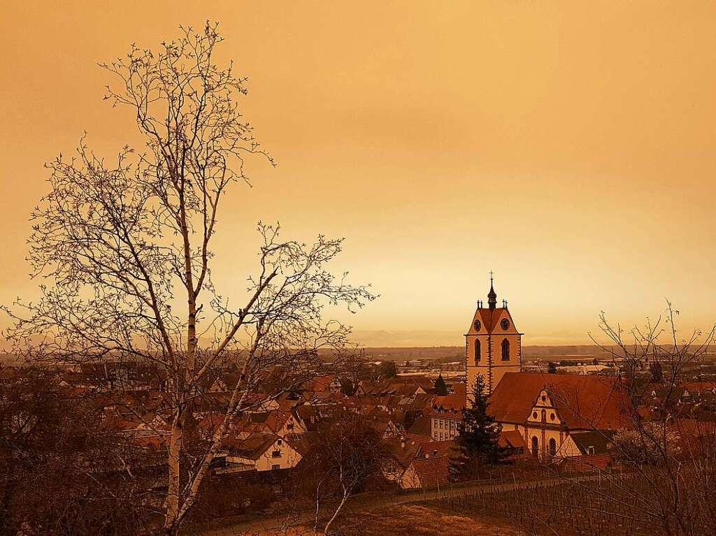 Saharastaub ber dem Kaiserstuhl in Endingen schickt Uwe Lipp.