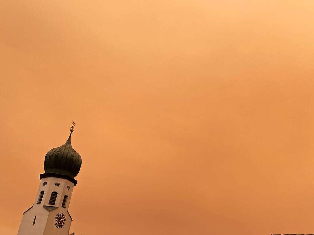 Ein Foto vom Hecklinger Kirchturm bei Saharastaub teilt Johannes Rderer mit uns.