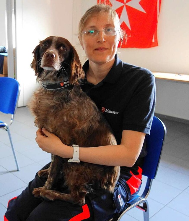 Britta Gmpel mit Besuchshund &#8222;Hummel&#8220;  | Foto: Gudrun Gehr