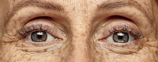 Im Mittel schauen Menschen einander fr gut drei Sekunden in die Augen.  | Foto: Seventyfour (stock.adobe.com)