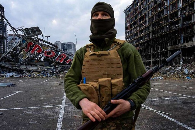 Ein Soldat steht in der Nhe eines zerstrten Einkaufszentrums.  | Foto: Rodrigo Abd (dpa)