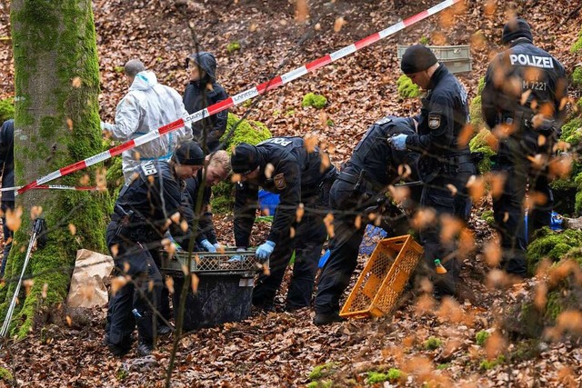 Seit Montag sucht die Kriminalpolizei mit einem groen Aufgebot nach Spuren.  | Foto: Peter Kneffel (dpa)