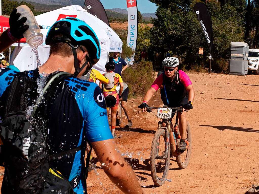 Die Fahrer an einer Wasserstation