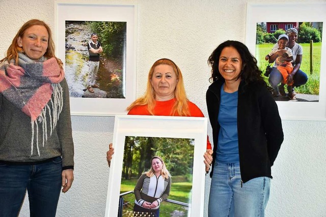 Freuen sich ber die Fotoausstellung &...otoworkshop-Leiterin Mayada Wadnomiry.  | Foto: Thomas Biniossek