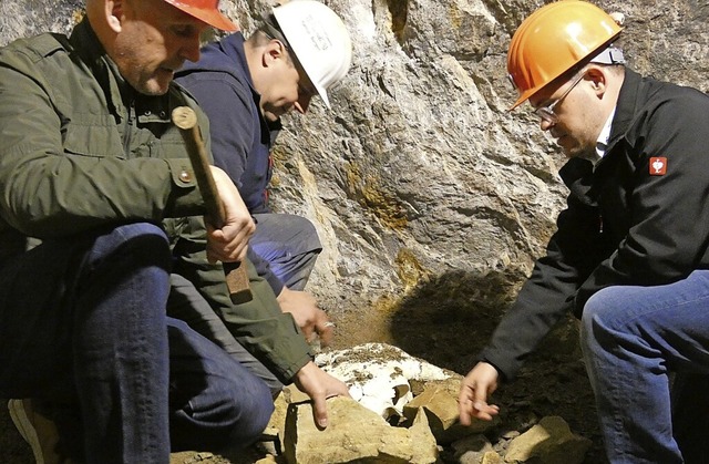 Brgermeister Rdiger Ahlers (links) l...terer (rechts) vor Ort zu begutachten.  | Foto: Besuchsbergwerk Teufelsgrund