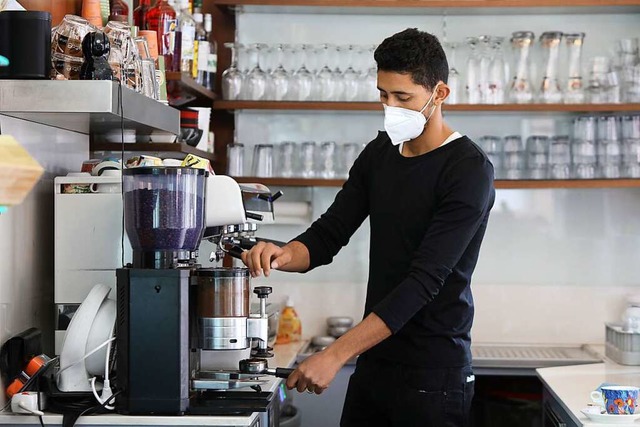 In der Gastronomie drften einige Angestellte weiterhin Maske tragen.  | Foto: Christoph Breithaupt