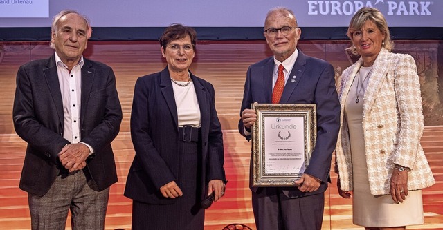 Gelungene berraschung fr Vereinsgrn...Edith Schreiner und Hans-Peter Dufner.  | Foto: Bernhard Rein/Europa-Park