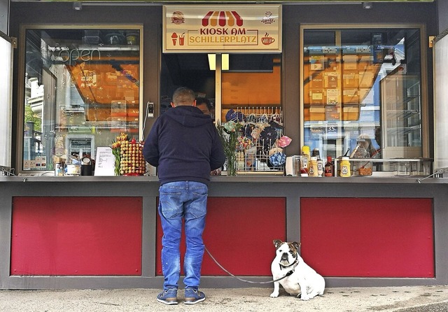 Die Laufkundschaft freut es, wieder einen Kiosk in der Oststadt vorzufinden.   | Foto: Ralf Burgmaier