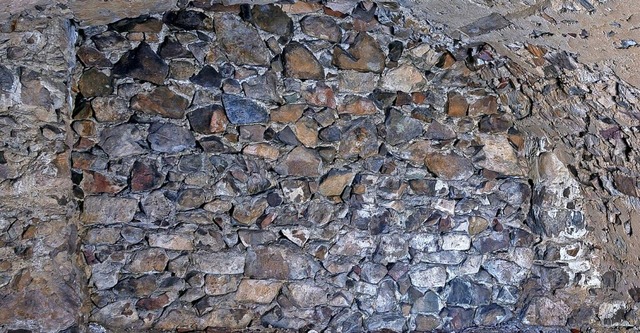 Hinter dieser Mauer im Keller des Pfarrhauses liegt ein Gang.  | Foto: Gertrud Freitag