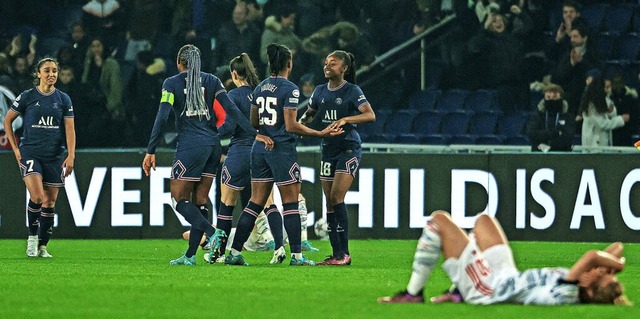 Die PSG-Frauen jubeln, whrend eine Ba...krftet und enttuscht am Boden liegt.  | Foto: THOMAS SAMSON (AFP)