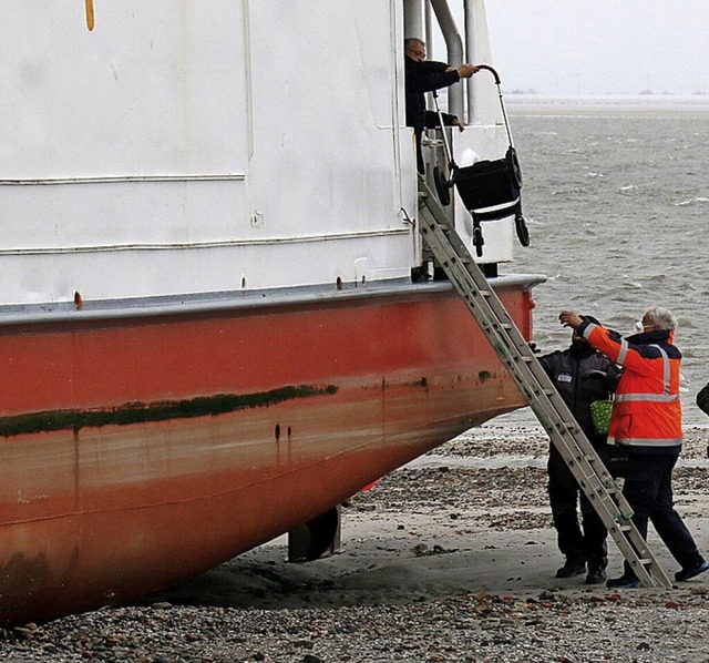 ber eine Leiter konnten die Passagiere die Fhre verlassen.  | Foto: Peter Kuchenbuch-Hanken (dpa)