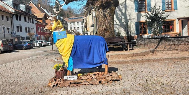 Der Hirsch &#8222;Fridu von der Linde&...n den Farben Blau und Gelb eingehllt.  | Foto: Ulike Jger