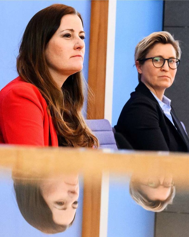 Janine Wissler (links) und Susanne Hen...Ergebnis der Landtagswahl im Saarland.  | Foto: Bernd von Jutrczenka (dpa)