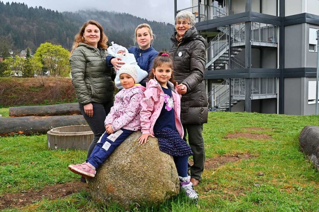 Estella Korthaus (rechts) mit (hinten ... Flüchtlingswohnheim  in Littenweiler.  | Foto: Thomas Kunz