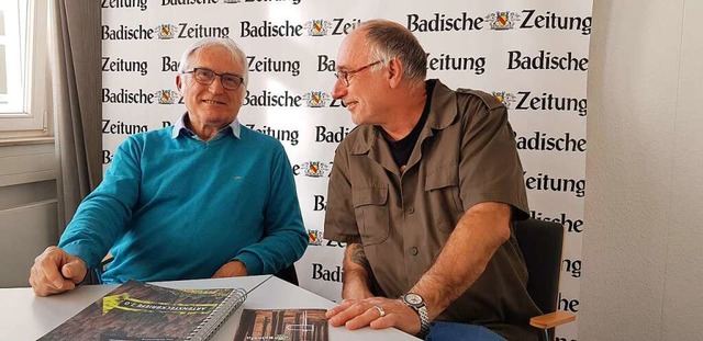 Pfarrer Werner Jahn und der Kenzinger ...ele Mitstreiter bei der Pflanzaktion.   | Foto: Gerhard Walser