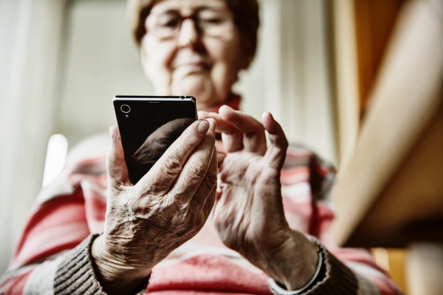 Senioren sind keine Digital Natives un...shalb manchmal schwer mit der Technik.  | Foto: Bilderstcken (Adobe Stock)