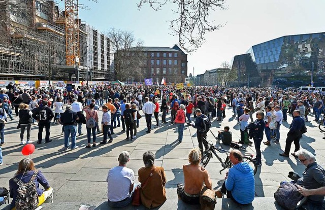Nach dem Ende der Kundgebung am 26. M...n die Teilnehmer durch die Innenstadt.  | Foto: Michael Bamberger
