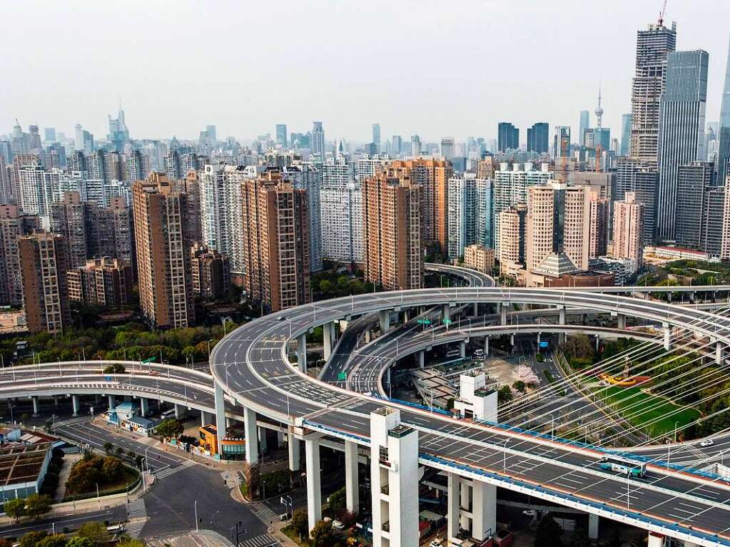 Der (fast) leere Autobahnzubringer vor der Skyline von Shanghai.