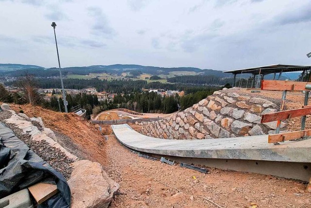 Ein Absprung im Sommer? Das geht viell...ining, nicht aber in Wettkampf-Manier.  | Foto: Nadine Klossek-Lais