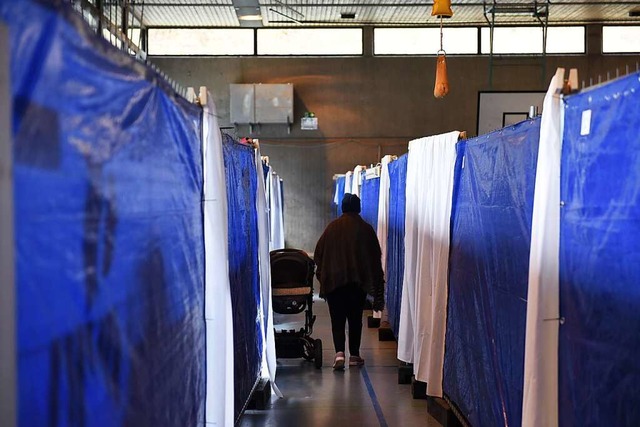 Rundgang durch die Gemeinschaftsunterkunft in der Buchenbrandhalle in Schnau.  | Foto: Jonas Hirt