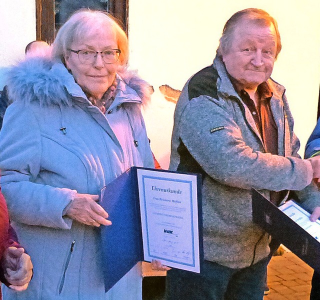 Die goldene Verdienstnadel des VdK-Lan...ab es fr Rosmarie und Karl Hfflin.    | Foto: Elisabeth Baumeister