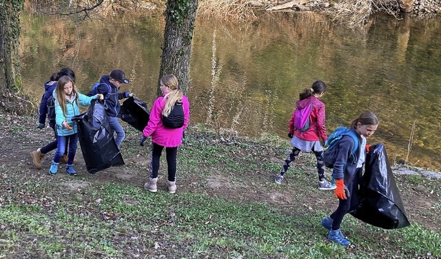 Entlang der Wiese sorgten die Max-Metzger-Schler fr Ordnung.  | Foto: Monja Stich