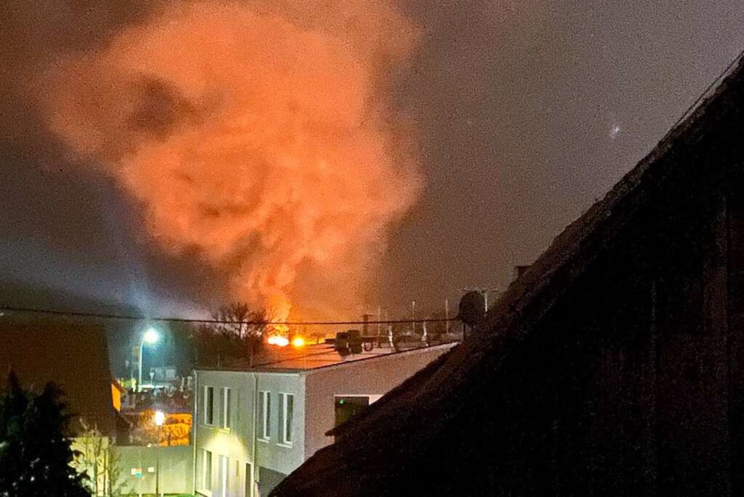 Das Feuer in Gottenheim war in der Nacht auf Freitag weithin sichtbar.  | Foto: Feuerwehr Gottenheim