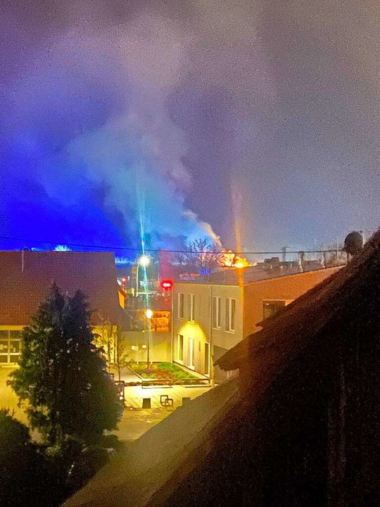 Das Feuer in Gottenheim war in der Nacht auf Freitag weithin sichtbar.  | Foto: Feuerwehr Gottenheim