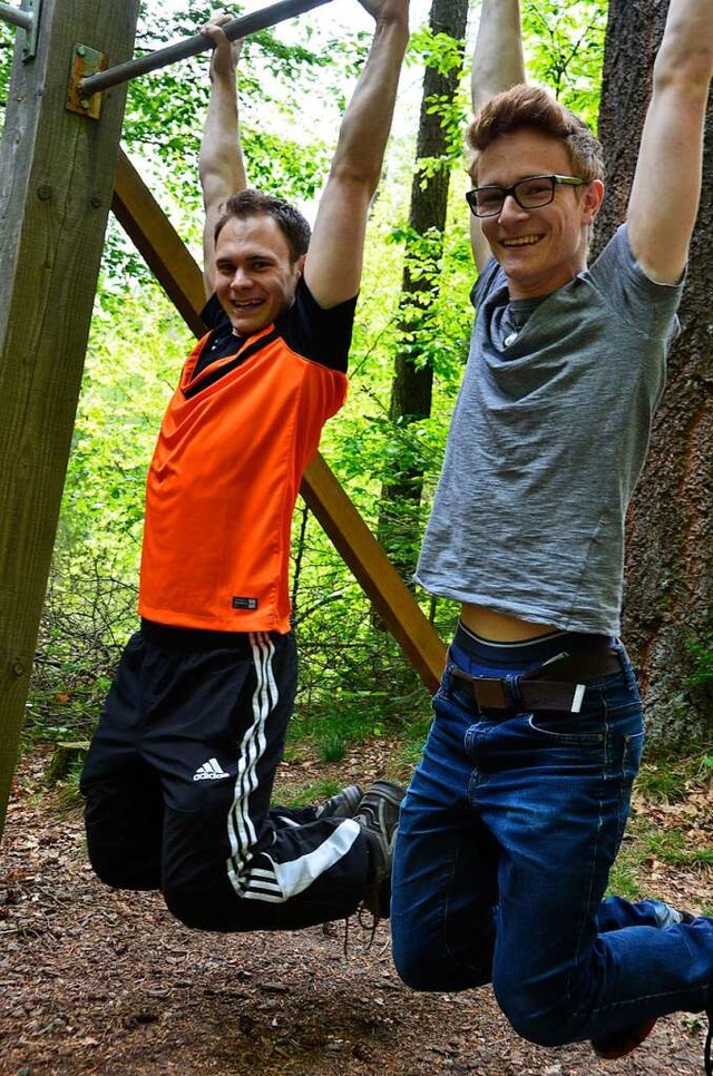 Daniel Stiller (links, mit Bruder Stef...iator des Trimm-Dich-Pfades in Grwihl  | Foto: Michael Krug