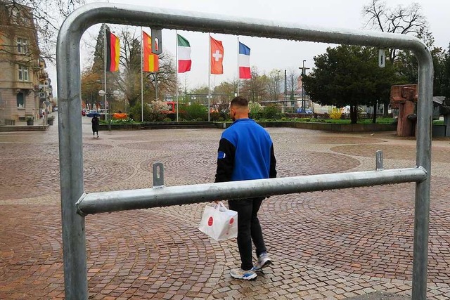 Der Rathausplatz wird zum Egon-Hugensc...ssungen fr die Schilder stehen schon.  | Foto: Peter Gerigk