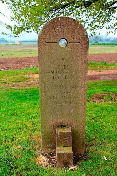 Der Lochstein auf dem Friedhof von Alt-Langenwinkel  | Foto: Reiner Beschorner