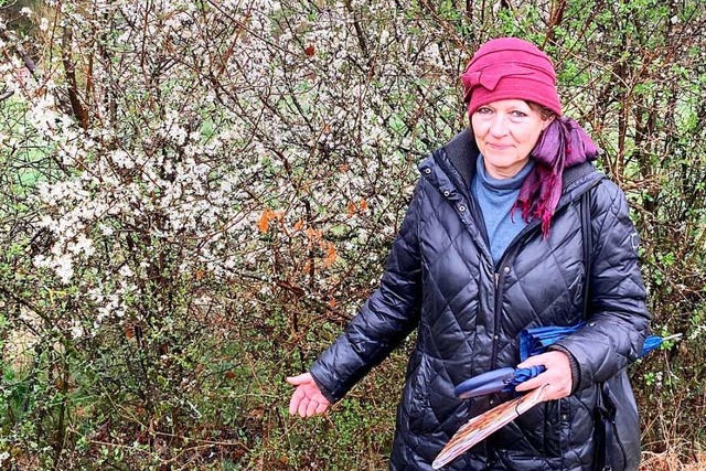 Christina Wallaschek steht vor einer b...ie wegen der Neubauten wegfallen soll.  | Foto: Annemarie Rsch