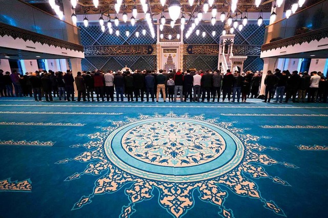 Muslime verrichten das erste &#8222;Ta...bet des heiligen Fastenmonats Ramadan.  | Foto: JEROEN JUMELET (AFP)