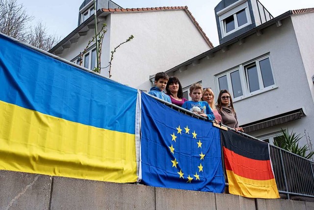 Viktor,  Maryna und Roman  Vereshchaka...d  Alla Luhovska leben nun in Lrrach.  | Foto: Jonas Hirt