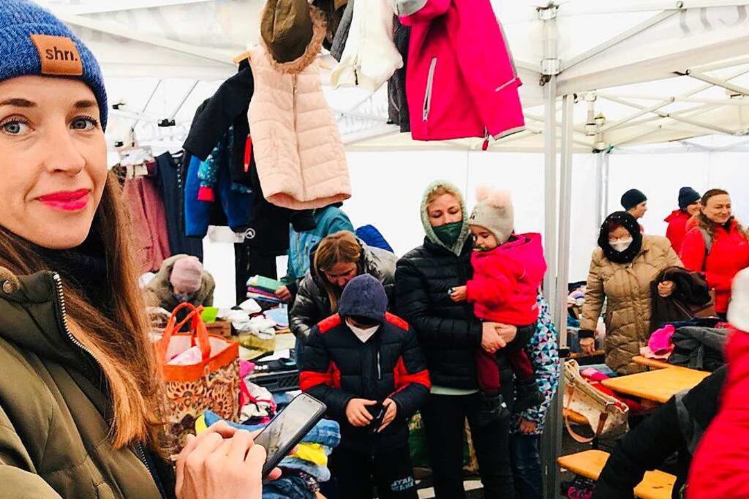 Vor den Stnden spielen sich rhrende Szenen ab  | Foto: Gina Kutkat