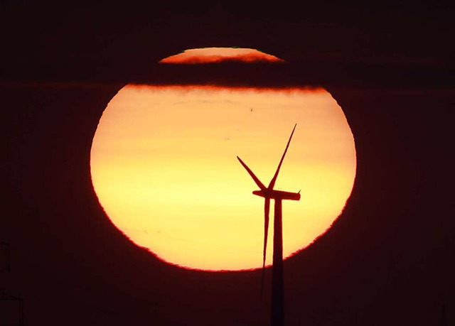 Windrad bei Sonnenaufgang (Symbolbild)  | Foto: Julian Stratenschulte