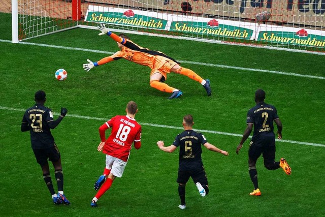 Petersens Treffer sorgt fr ein Zwisch...1:4 (0:0) gegen den FC Bayern Mnchen.  | Foto: Philipp von Ditfurth (dpa)