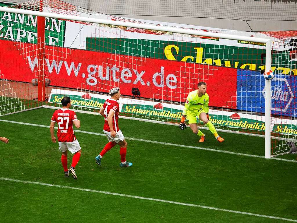 Alle Augen auf den Ball: Nicolas Hfler, Nico Schlotterbeck und Mark Flekken schauen zu, wie der Ball ins Toraus segelt.