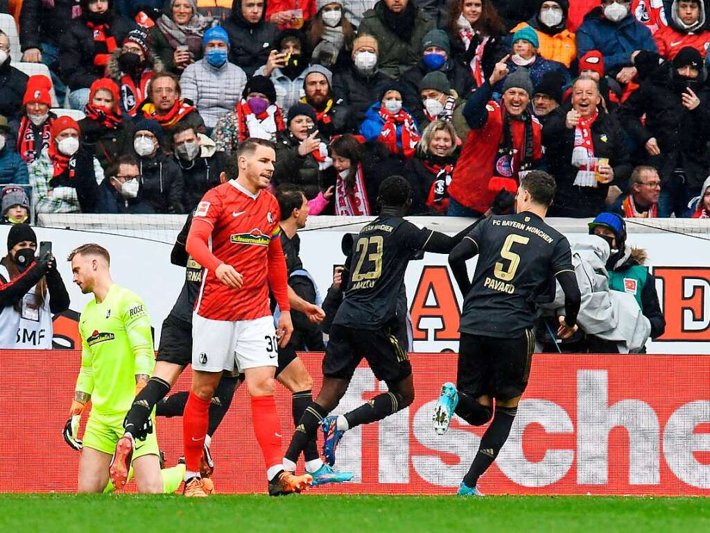 Die Bayern drehen ab zum Jubeln, Christian Gnter und SC-Keeper Mark Flekken sind bedient.