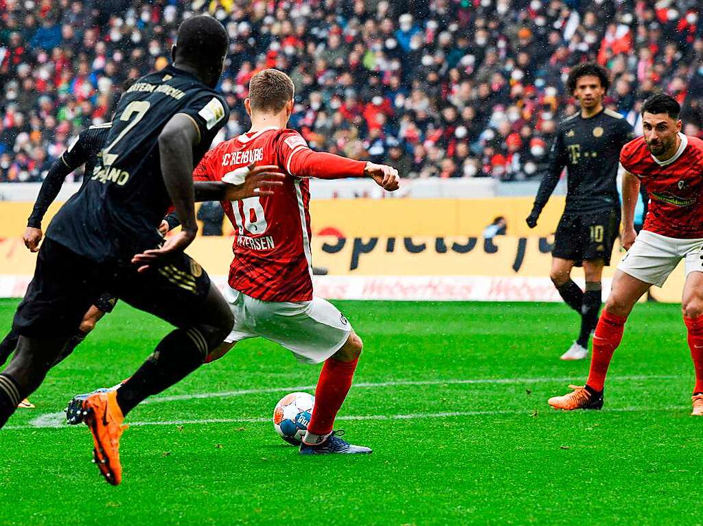 Mit dem zweiten Kontakt ins Glck: Nils Petersen erzielt seinen 100. Pflichtspieltreffer im Trikot des SC Freiburg.