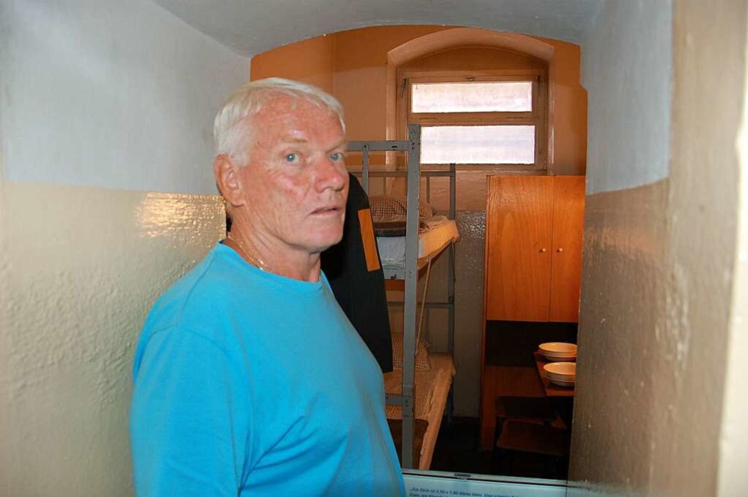 Der frühere Häftling Bernd Trommer zeigt eine der Sechs-Quadratmeter-Zellen.  | Foto: Schmider-Ehrentreich Franz